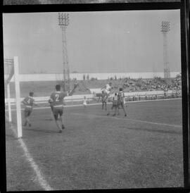 Fotografia "CAMPEONATO CARIOCA DE PROFISSIONAIS de 1963' FUTEBOL" ([Local n/d] , 1963) [negativo]. / Fotógrafo(a): Equipe.  -- ITEM-0008.