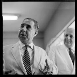 Fotografia "Reportagem na Redação, [Reportagem?] com Alípio de Barros" ([Local n/d] , [Data n/d]) [negativo]. / Fotógrafo(a): Melo.  -- ITEM-0001.