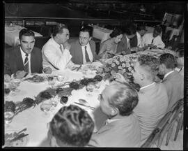 Fotografia "Banquete em Homenagem ao Representante de 'Última Hora' na Europa - Aeroporto" ([Local n/d] , [Data n/d]) [negativo]. / Fotógrafo(a): Equipe.  -- ITEM-0002.