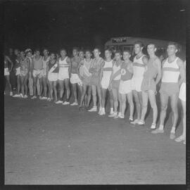 Fotografia "Entrega de prêmios à Mãe das Cinco Gerações pela Seda Moderna - Ultralar; Promoção Concurso Corrida Polícia Militar e Última Hora" ([Local n/d] , [Data n/d]) [negativo]. / Fotógrafo(a): Sebastião Vieira.  -- ITEM-0005.