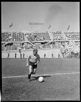 Fotografia "Futebol, treino do Selecionado Brasileiro no Chile" ([Local n/d] , [Data n/d]) [negativo]. / Fotógrafo(a): [Autoria n/d].  -- ITEM-0027.