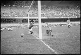 Fotografia "Futebol - Jogo - Botafogo x América" ([Local n/d] , [Data n/d]) [negativo]. / Fotógrafo(a): José Casal.  -- ITEM-0020.