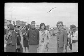 Fotografia "Galeão - (Manequins brasileiros de regresso da europa, e Sonja de Lima Moreira, 'Miss 2 Asas do Universo de 1963'; fot. 1 'Miss Asas do Universo', esta Sonja de Lima Moreira, que regressou ao Brasil; fot. 2-3 Manequins brasileiros que voltaram da Europa" ([Local n/d] , 1963) [negativo]. / Fotógrafo(a): Setorista.  -- ITEM-0003.