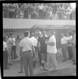 Fotografia "FUTEBOL = 'CAMPEONATO CARIOCA DE PROFISSIONAIS' Jogo Flamengo x Botafogo (3 x 1), America x Portuguesa (2 x 1), Madureira x Bangu (1 x 2), C. Grande x S. Cristovão (1 x 0) e C. Rio x Olaria (1 x 7), Reportagem de Esporte" ([Local n/d] , 1963) [negativo]. / Fotógrafo(a): Equipe.  -- ITEM-0305.