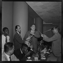 Fotografia "Banquete de 'Última Hora' em homenagem ao Vasco da Gama e Ademar Ferreira da Silva" ([Local n/d] , [Data n/d]) [negativo]. / Fotógrafo(a): Demócrito e Estrela.  -- ITEM-0013.