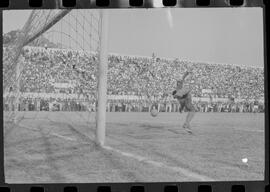 Fotografia "CAMPEONATO CARIOCA DE PROFISSIONAIS DE 1963 (1º TURNO) Jogos - Campeonato Carioca. Flamengo x Madureira (5 x 0) - Vasco x América (2 x 0) e Fluminense x Portuguesa (1 x 1). e Peter Kedzierski, homem voador dos EUA, (Vôo)" ([Local n/d] , 1963) [negativo]. / Fotógrafo(a): Equipe.  -- ITEM-0120.