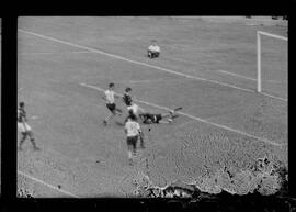 Fotografia "CAPEONATO [CAMPEONATO] CARIOCA DE 1963' (PROFISSIONAIS) (1º Turno) Jogo Famengo [Flamengo] x Campo Grande (5 x 0); Jogo Flamengo e Campo Grande, Reportagem de Esporte" ([Local n/d] , 1963) [negativo]. / Fotógrafo(a): Ribeiro; Demócrito.  -- ITEM-0077.