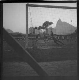 Fotografia "FUTEBOL = 'CAMPEONATO CARIOCA DE PROFISSIONAIS' Jogo Flamengo x Botafogo (3 x 1), America x Portuguesa (2 x 1), Madureira x Bangu (1 x 2), C. Grande x S. Cristovão (1 x 0) e C. Rio x Olaria (1 x 7), Reportagem de Esporte" ([Local n/d] , 1963) [negativo]. / Fotógrafo(a): Equipe.  -- ITEM-0337.