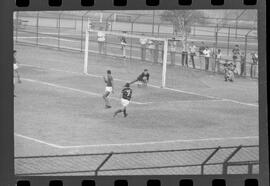 Fotografia "Campeonato Carioca de Profissionais de 63 (1° Turno) Esporte - jogo Fluminense (1 x 0) Bonsucesso" ([Local n/d] , 1963) [negativo]. / Fotógrafo(a): Democrito.  -- ITEM-0018.