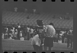 Fotografia "Jogos Campeonato Carioca; 'CAMPEONATO CARIOCA DE 1963' de PROFISSIONAIS (1º Turno) Jogos Vasco x Fluminense (3 x 1) Botafogo x Canto do Rio (3 x 0) America x Madureira (5 x 2) e Olaria x Portuguesa, Reportagem de Esporte" ([Local n/d] , 1963) [negativo]. / Fotógrafo(a): Equipe.  -- ITEM-0118.