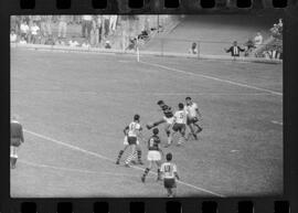 Fotografia "CAPEONATO [CAMPEONATO] CARIOCA DE 1963' (PROFISSIONAIS) (1º Turno) Jogo Famengo [Flamengo] x Campo Grande (5 x 0); Jogo Flamengo e Campo Grande, Reportagem de Esporte" ([Local n/d] , 1963) [negativo]. / Fotógrafo(a): Ribeiro; Demócrito.  -- ITEM-0095.