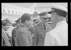 Fotografia "Jango em Recife; Jango Goulart em Recife. sendo recebido pelo Governador Miguel Arraes no Aeroporto do Estado.)" ([Local n/d] , 1963) [negativo]. / Fotógrafo(a): Sucursal.  -- ITEM-0004.