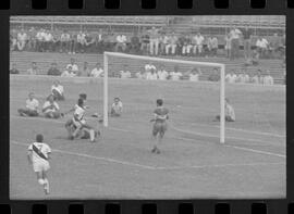 Fotografia "CAMPEONATO CARIOCA DE PROFISSIONAIS DE 1963' (1º Turno) Jogo Vasco da Gama x Olaria (1 x 0) no Maracanã" ([Local n/d] , 1963) [negativo]. / Fotógrafo(a): Demócrito; Ribeiro.  -- ITEM-0026.