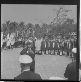 Fotografia "Coral de crianças alemãs. ('Coral de Bockeburg') em desembarque no Galeão" ([Local n/d] , 1963) [negativo]. / Fotógrafo(a): Méra.  -- ITEM-0016.