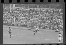 Fotografia "Campeonato Carioca de Profissionais de 63 (1° Turno) Esporte - jogo Fluminense (1 x 0) Bonsucesso" ([Local n/d] , 1963) [negativo]. / Fotógrafo(a): Democrito.  -- ITEM-0009.