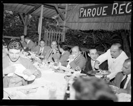 Fotografia "Churrasco das lojas Murray na C. Recreio - depto. publicidade" ([Local n/d] , [Data n/d]) [negativo]. / Fotógrafo(a): Santos.  -- ITEM-0001.
