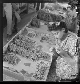 Fotografia "Mineiros - Brasil (mica) - Reportagem numa mina de mica, Reportagem Geral" ([Local n/d] , [Data n/d]) [negativo]. / Fotógrafo(a): Jean Manzon.  -- ITEM-0070.