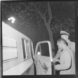 Fotografia "16º D.P. FAVELADO PRESO; POLICIA 16º dp. Ardovino mandou prender o operario favelado Mario de Sá por ter o mesmo consertado uma das paredes de seu barraco -" ([Local n/d] , 1961) [negativo]. / Fotógrafo(a): Rodolpho.  -- ITEM-0004.