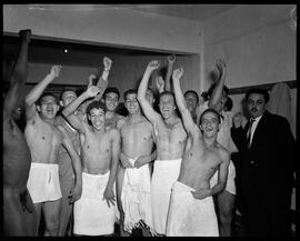 Fotografia "Esporte - Futebol, Jogos do dia 16 de dezembro de 1951" ([Local n/d] , 1951) [negativo]. / Fotógrafo(a): Equipe.  -- ITEM-0019.