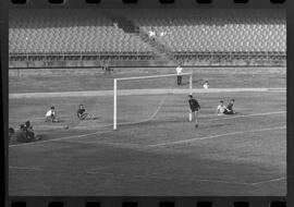 Fotografia "CAMPEONATO CARIOCA DE PROFISSIONAIS DE 1963' (1º Turno) Jogo Bangú x S. Cristovão (3 x 0)" ([Local n/d] , 1963) [negativo]. / Fotógrafo(a): Rodolfo.  -- ITEM-0013.