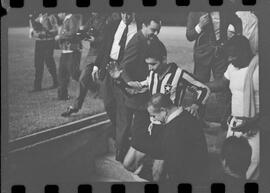 Fotografia "Futebol; 'FUTEBOL = LIBERTADORES DAS AMÉRICAS' Botafogo x Alianza de Lima (2 x 1) (Fases do jogo realizado no Maracanã)" ([Local n/d] , 1963) [negativo]. / Fotógrafo(a): Demócrito.  -- ITEM-0057.