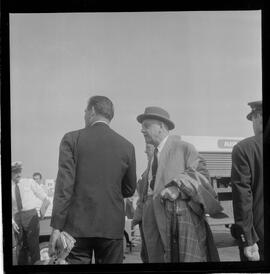 Fotografia "Chegada do Soviético que vem trazer prêmio para o Niemayer [Niemeyer], no Galeão (Prof. Dmitry Skobeltzin), Reportagem de [sem repórter]" ([Local n/d] , 1963) [negativo]. / Fotógrafo(a): Joel.  -- ITEM-0001.