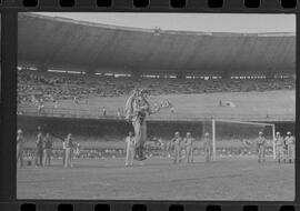 Fotografia "CAMPEONATO CARIOCA DE PROFISSIONAIS DE 1963 (1º TURNO) Jogos - Campeonato Carioca. Flamengo x Madureira (5 x 0) - Vasco x América (2 x 0) e Fluminense x Portuguesa (1 x 1). e Peter Kedzierski, homem voador dos EUA, (Vôo)" ([Local n/d] , 1963) [negativo]. / Fotógrafo(a): Equipe.  -- ITEM-0023.