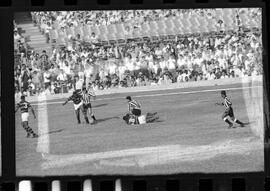 Fotografia "FUTEBOL = 'CAMPEONATO CARIOCA DE PROFISSIONAIS' Jogo Flamengo x Botafogo (3 x 1), America x Portuguesa (2 x 1), Madureira x Bangu (1 x 2), C. Grande x S. Cristovão (1 x 0) e C. Rio x Olaria (1 x 7), Reportagem de Esporte" ([Local n/d] , 1963) [negativo]. / Fotógrafo(a): Equipe.  -- ITEM-0058.