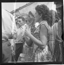 Fotografia "FAVELAS' Despejo de Favelas em Bonsucesso (Favela Nova Brasília em Bonsucesso), Reportagem de Paulo Cordeiro" ([Local n/d] , 1963) [negativo]. / Fotógrafo(a): Ribeiro.  -- ITEM-0001.