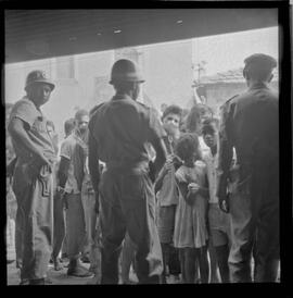 Fotografia "FAVELAS' Despejo de Favelas em Bonsucesso (Favela Nova Brasília em Bonsucesso), Reportagem de Paulo Cordeiro" ([Local n/d] , 1963) [negativo]. / Fotógrafo(a): Ribeiro.  -- ITEM-0006.