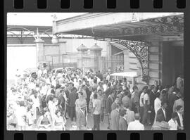 Fotografia "Sindicato dos Ferroviários' Leopoldina - Reunião no Sindicato dos Ferroviários - Volta ao trabalho" ([Local n/d] , 1963) [negativo]. / Fotógrafo(a): Ribeiro.  -- ITEM-0021.