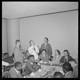 Fotografia "Banquete de 'Última Hora' em homenagem ao Vasco da Gama e Ademar Ferreira da Silva" ([Local n/d] , [Data n/d]) [negativo]. / Fotógrafo(a): Demócrito e Estrela.  -- ITEM-0045.