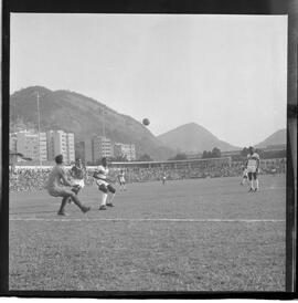 Fotografia "CAMPEONATO CARIOCA DE PROFISSIONAIS DE 1963 (1º TURNO) Jogos - Campeonato Carioca. Flamengo x Madureira (5 x 0) - Vasco x América (2 x 0) e Fluminense x Portuguesa (1 x 1). e Peter Kedzierski, homem voador dos EUA, (Vôo)" ([Local n/d] , 1963) [negativo]. / Fotógrafo(a): Equipe.  -- ITEM-0139.