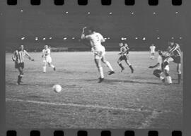 Fotografia "Futebol; 'FUTEBOL = LIBERTADORES DAS AMÉRICAS' Botafogo x Alianza de Lima (2 x 1) (Fases do jogo realizado no Maracanã)" ([Local n/d] , 1963) [negativo]. / Fotógrafo(a): Demócrito.  -- ITEM-0047.