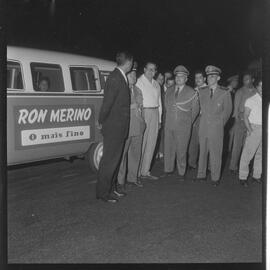 Fotografia "Entrega de prêmios à Mãe das Cinco Gerações pela Seda Moderna - Ultralar; Promoção Concurso Corrida Polícia Militar e Última Hora" ([Local n/d] , [Data n/d]) [negativo]. / Fotógrafo(a): Sebastião Vieira.  -- ITEM-0002.