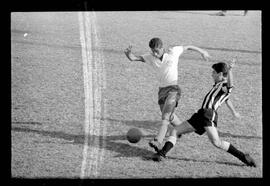 Fotografia "Jogos Campeonato Carioca; 'CAMPEONATO CARIOCA DE 1963' de PROFISSIONAIS (1º Turno) Jogos Vasco x Fluminense (3 x 1) Botafogo x Canto do Rio (3 x 0) America x Madureira (5 x 2) e Olaria x Portuguesa, Reportagem de Esporte" ([Local n/d] , 1963) [negativo]. / Fotógrafo(a): Equipe.  -- ITEM-0160.