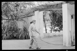 Fotografia "Yate Club - Deputados Estaduais para Ilha de Brocoio; CLUBE IATE = EMBARQUE DE ALGUNS PARLAMENTARES CONVIDADOS DE CARLOS LACERDA PARA ILA [ILHA] DE BROCOIO" ([Local n/d] , 1961) [negativo]. / Fotógrafo(a): Melo.  -- ITEM-0009.