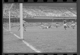 Fotografia "Jogos Campeonato Carioca; 'CAMPEONATO CARIOCA DE 1963' de PROFISSIONAIS (1º Turno) Jogos Vasco x Fluminense (3 x 1) Botafogo x Canto do Rio (3 x 0) America x Madureira (5 x 2) e Olaria x Portuguesa, Reportagem de Esporte" ([Local n/d] , 1963) [negativo]. / Fotógrafo(a): Equipe.  -- ITEM-0186.