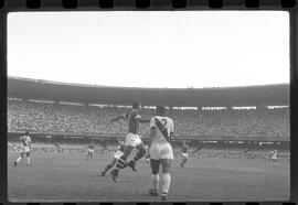 Fotografia "Jogos Campeonato Carioca; 'CAMPEONATO CARIOCA DE 1963' de PROFISSIONAIS (1º Turno) Jogos Vasco x Fluminense (3 x 1) Botafogo x Canto do Rio (3 x 0) America x Madureira (5 x 2) e Olaria x Portuguesa, Reportagem de Esporte" ([Local n/d] , 1963) [negativo]. / Fotógrafo(a): Equipe.  -- ITEM-0244.