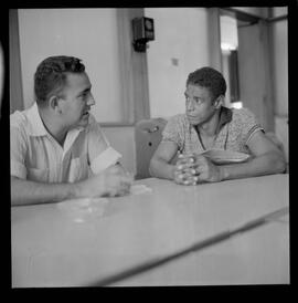 Fotografia "ENTREVISTA NA REDAÇÃO' Jagador [Jogador] Pompeia do America na Redação, Reportagem de Enio" ([Local n/d] , 1963) [negativo]. / Fotógrafo(a): Democrito.  -- ITEM-0001.