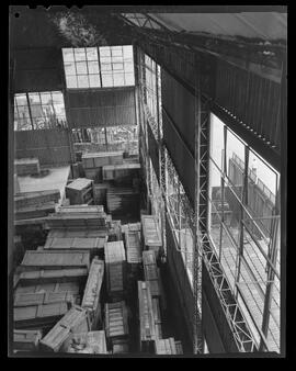 Fotografia "Reportagem no depósito da Érica" ([Local n/d] , [Data n/d]) [negativo]. / Fotógrafo(a): Barros.  -- ITEM-0001.