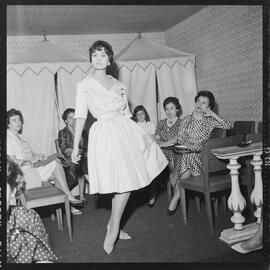 Fotografia "Desfile de modas na Casa Carina, com Gilda e Danuza" ([Local n/d] , [Data n/d]) [negativo]. / Fotógrafo(a): Melo.  -- ITEM-0001.