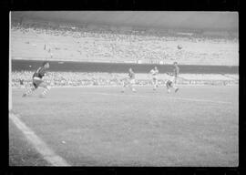 Fotografia "CAMPEONATO CARIOCA DE PROFISSIONAIS DE 1963 (1º TURNO) Jogos - Campeonato Carioca. Flamengo x Madureira (5 x 0) - Vasco x América (2 x 0) e Fluminense x Portuguesa (1 x 1). e Peter Kedzierski, homem voador dos EUA, (Vôo)" ([Local n/d] , 1963) [negativo]. / Fotógrafo(a): Equipe.  -- ITEM-0129.