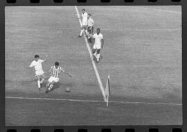 Fotografia "CAMPEONATO CARIOCA DE PROFISSIONAIS DE 1963' (1º Turno) Jogo Bangú x S. Cristovão (3 x 0)" ([Local n/d] , 1963) [negativo]. / Fotógrafo(a): Rodolfo.  -- ITEM-0006.