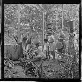 Fotografia "Rept. s/ Falta D'água na ZN c/ Wilson C.; 'FALTA DE ÁGUA' Reportagem c/ 'Falta de Água' na Zona Norte, Reportagem de Wilson Corrêa" ([Local n/d] , 1963) [negativo]. / Fotógrafo(a): Méra.  -- ITEM-0003.