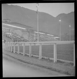 Fotografia "Turf. Hipódromo da Gávea; 'TURFE' Reportagem e Turf, no Hipódromo da Gávea (Carreiras e Daniel Fontoura, repórter de turfe de UH com turfistas), Reportagem de Wilson Nascimento" ([Local n/d] , 1963) [negativo]. / Fotógrafo(a): Diniz.  -- ITEM-0007.