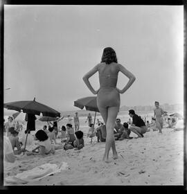 Fotografia "Concurso Rainha do Verão. Praia de Copacabana" ([Local n/d] , [Data n/d]) [negativo]. / Fotógrafo(a): Joel Maia.  -- ITEM-0012.