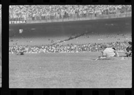 Fotografia "FUTEBOL = 'CAMPEONATO CARIOCA DE PROFISSIONAIS' Jogo Flamengo x Botafogo (3 x 1), America x Portuguesa (2 x 1), Madureira x Bangu (1 x 2), C. Grande x S. Cristovão (1 x 0) e C. Rio x Olaria (1 x 7), Reportagem de Esporte" ([Local n/d] , 1963) [negativo]. / Fotógrafo(a): Equipe.  -- ITEM-0123.