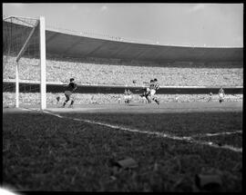 Fotografia "Esporte - Futebol - Palmeiras x Juventus" ([Local n/d] , [Data n/d]) [negativo]. / Fotógrafo(a): Equipe.  -- ITEM-0021.