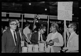 Fotografia "FESTIVAL BRASILEIRO DE ESCRITORES' FESTIVAL DE ESCRITTORES [ESCRITORES] (Preparativos) Com a presença do escritor Viriato Corrêa)" ([Local n/d] , 1963) [negativo]. / Fotógrafo(a): Pedro; Venê.  -- ITEM-0020.